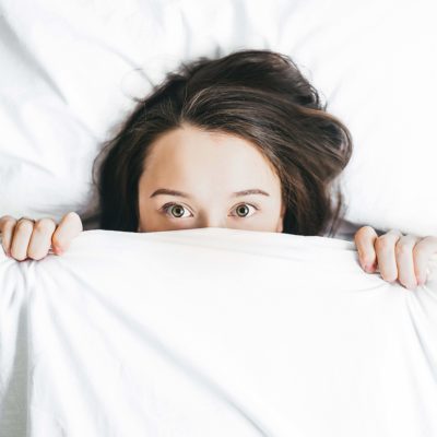Frau Angst unter Bettdecke